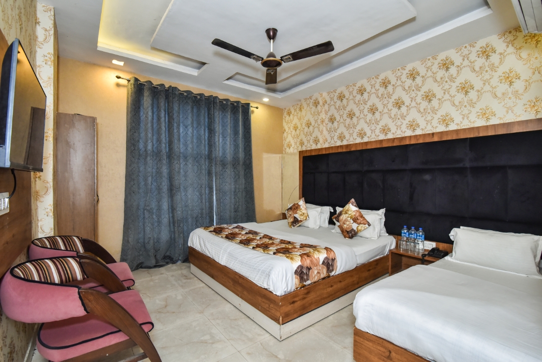 Deluxe Triple Room, Hotel The Woodz, Amritsar