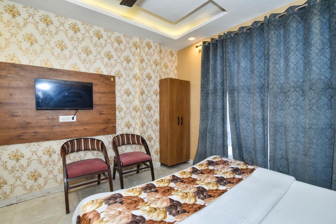 Deluxe Triple Room, Hotel The Woodz, Amritsar